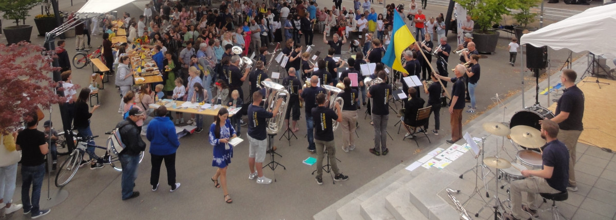 Tag der Konstituierung der Ukraine, Umrahmung mit dem MVW